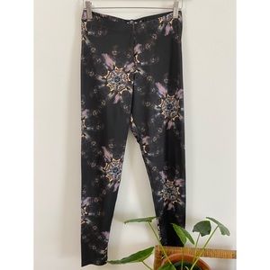 Hot Topic Grey Wolf Print Leggings